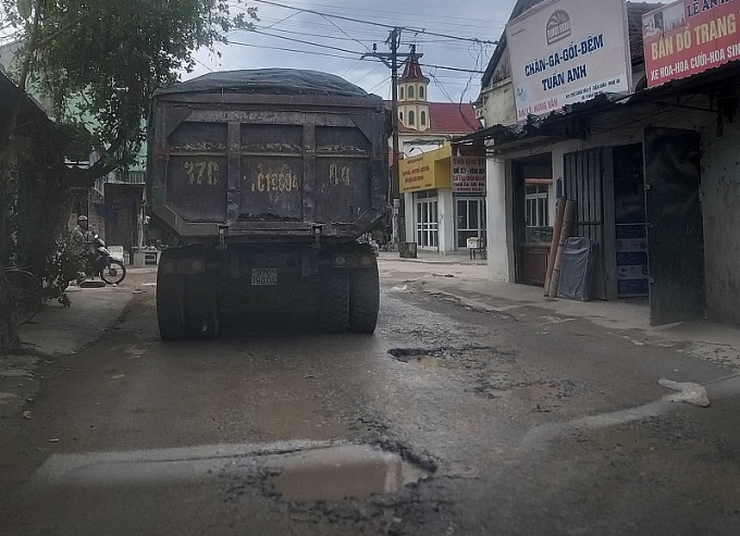 Xe có dấu hiệu quá khổ, quá tải xếp hàng chạy, cày nát đường liên xã xe co dau hieu qua kho qua tai xep hang chay cay nat duong lien xa