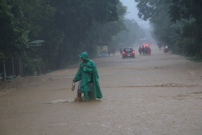 Mưa lớn, đường Hồ Chí Minh chìm sâu trong biển nước mua lon duong ho chi minh chim sau trong bien nuoc