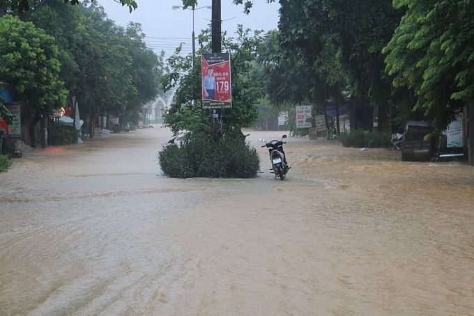 Mưa lớn, đường Hồ Chí Minh chìm sâu trong biển nước mua lon duong ho chi minh chim sau trong bien nuoc