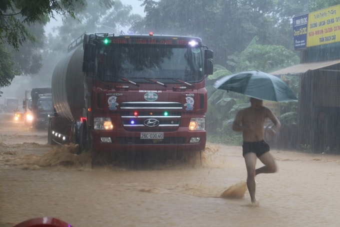 Mưa lớn, đường Hồ Chí Minh chìm sâu trong biển nước mua lon duong ho chi minh chim sau trong bien nuoc
