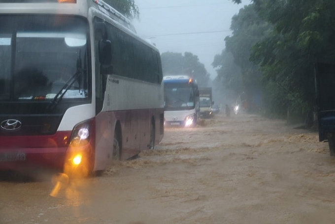 Mưa lớn, đường Hồ Chí Minh chìm sâu trong biển nước mua lon duong ho chi minh chim sau trong bien nuoc