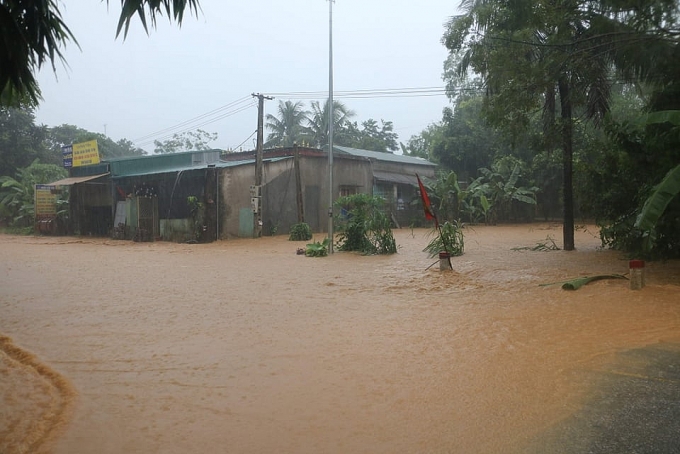 Mưa lớn, đường Hồ Chí Minh chìm sâu trong biển nước mua lon duong ho chi minh chim sau trong bien nuoc