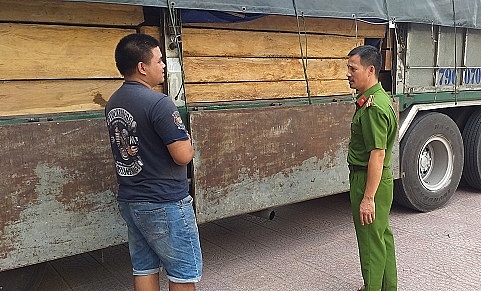 Bắt xe tải chở 54 phiến gỗ không rõ nguồn gốc trên đường xuyên miền Trung bat xe tai cho 54 phien go khong ro nguon goc tren duong xuyen mien trung