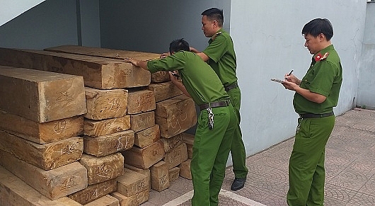 Bắt xe tải chở 54 phiến gỗ không rõ nguồn gốc trên đường xuyên miền Trung bat xe tai cho 54 phien go khong ro nguon goc tren duong xuyen mien trung