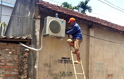 nuoc mat cua nguoi giao vien 19 nam cong tac bong choc nhan thong bao cham dut hop dong