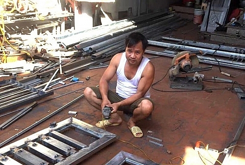 nuoc mat cua nguoi giao vien 19 nam cong tac bong choc nhan thong bao cham dut hop dong