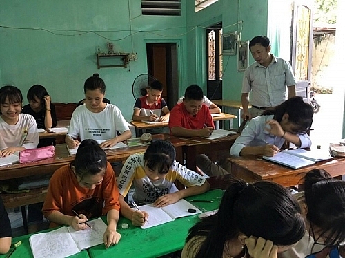 nuoc mat cua nguoi giao vien 19 nam cong tac bong choc nhan thong bao cham dut hop dong