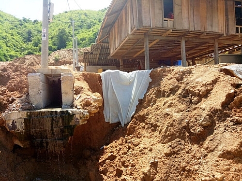 Khu tái định cư chưa hoàn thành đã sạt lở nghiêm trọng sau lũ, người dân bất an khu tai dinh cu chua hoan thanh da sat lo nghiem trong sau lu nguoi dan bat an