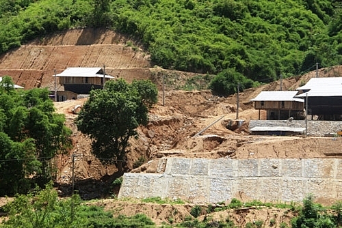 Khu tái định cư chưa hoàn thành đã sạt lở nghiêm trọng sau lũ, người dân bất an khu tai dinh cu chua hoan thanh da sat lo nghiem trong sau lu nguoi dan bat an