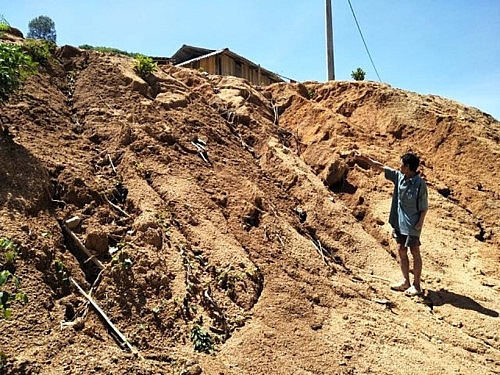 Khu tái định cư chưa hoàn thành đã sạt lở nghiêm trọng sau lũ, người dân bất an khu tai dinh cu chua hoan thanh da sat lo nghiem trong sau lu nguoi dan bat an