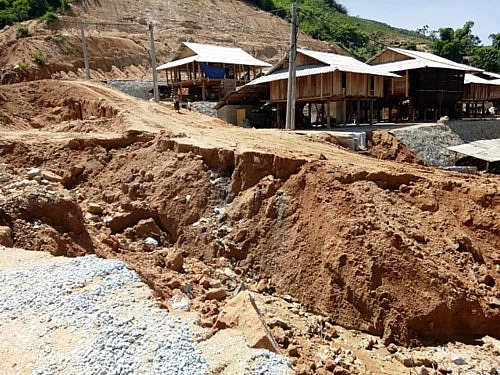 Khu tái định cư chưa hoàn thành đã sạt lở nghiêm trọng sau lũ, người dân bất an khu tai dinh cu chua hoan thanh da sat lo nghiem trong sau lu nguoi dan bat an