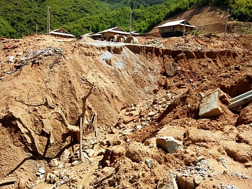 Khu tái định cư chưa hoàn thành đã sạt lở nghiêm trọng sau lũ, người dân bất an khu tai dinh cu chua hoan thanh da sat lo nghiem trong sau lu nguoi dan bat an