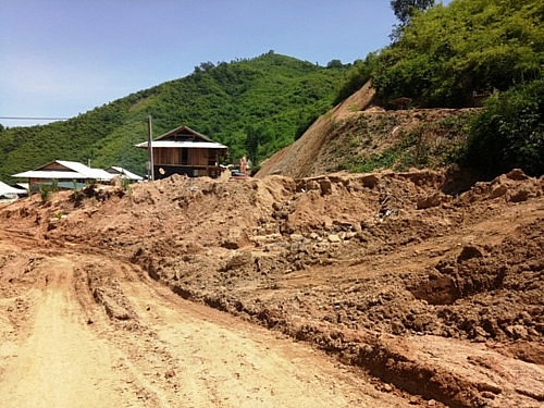 Khu tái định cư chưa hoàn thành đã sạt lở nghiêm trọng sau lũ, người dân bất an khu tai dinh cu chua hoan thanh da sat lo nghiem trong sau lu nguoi dan bat an