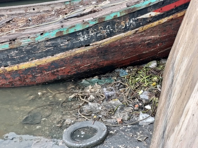 Ô nhiễm nghiêm trọng tại cảng cá lớn nhất xứ Nghệ o nhiem nghiem trong tai cang ca lon bac nhat xu nghe