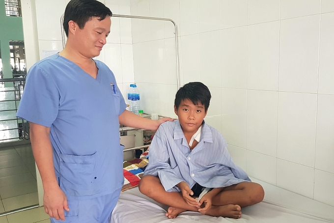 Cứu sống bé trai 13 tuổi bị hàng rào sắt đâm xuyên lồng ngực cuu song be trai 13 tuoi bi hang rao sat dam xuyen long nguc