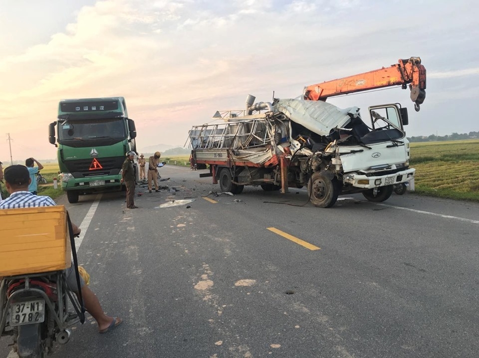 Xe cẩu đâm đuôi xe đầu kéo lúc sáng sớm, phụ xe cẩu gãy 2 chân