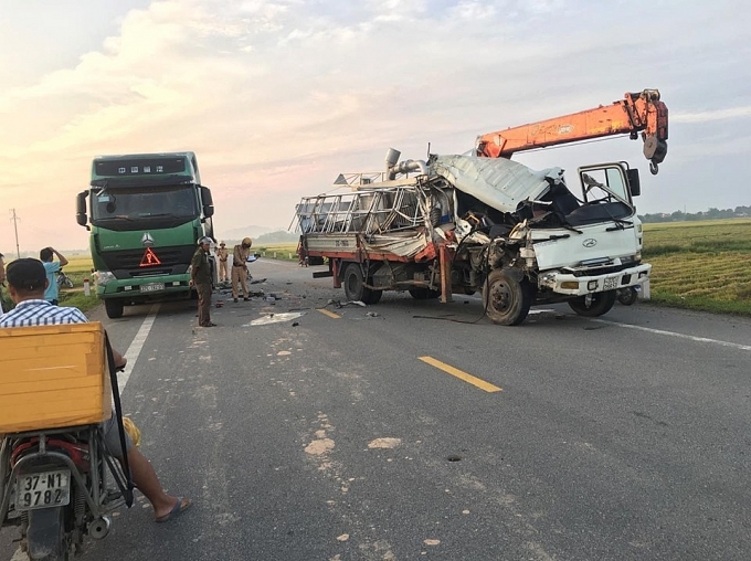 Xe cẩu đâm đuôi xe đầu kéo lúc sáng sớm, phụ xe cẩu gãy 2 chân xe cau dam duoi xe dau keo luc sang som phu xe cau gay 2 chan