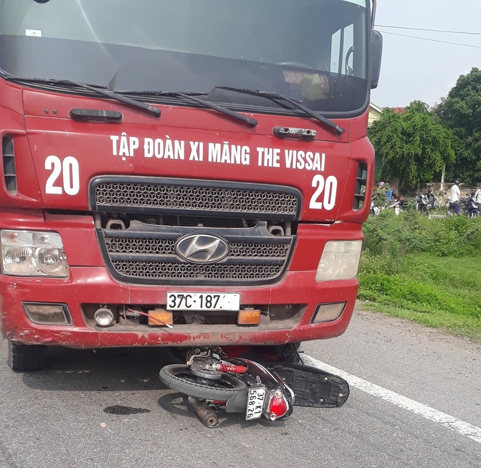 Va chạm với xe đầu kéo, vợ tử vong, chồng nguy kịch