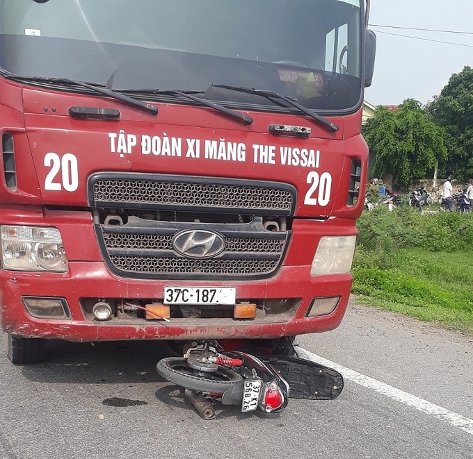 Va chạm với xe đầu kéo, vợ tử vong, chồng nguy kịch va cham voi xe dau keo vo tu vong chong nguy kich