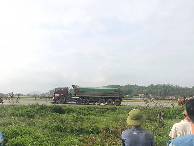 Va chạm với xe đầu kéo, vợ tử vong, chồng nguy kịch va cham voi xe dau keo vo tu vong chong nguy kich