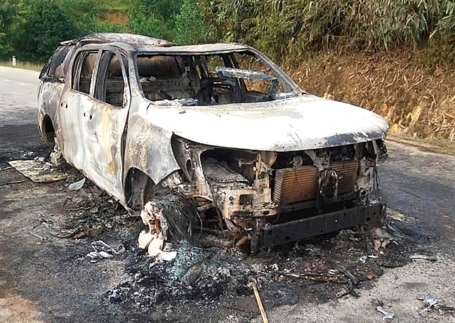 dang luu thong tren duong xe ban tai bat ngo boc chay du doi