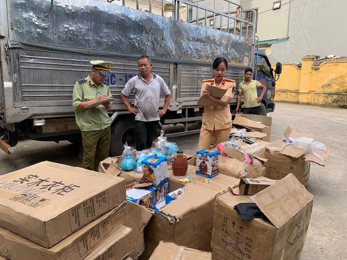 Bắt giữ xe tải vận chuyển lượng lớn mỹ phẩm, đồ chơi không rõ nguồn gốc bat giu xe tai van chuyen luong lon my pham do choi khong ro nguon goc