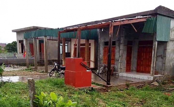 Lốc xoáy kèm mưa to, gần 50 căn nhà bị sập và tốc mái loc xoay kem mua to khien gan 50 can nha bi sap toc mai