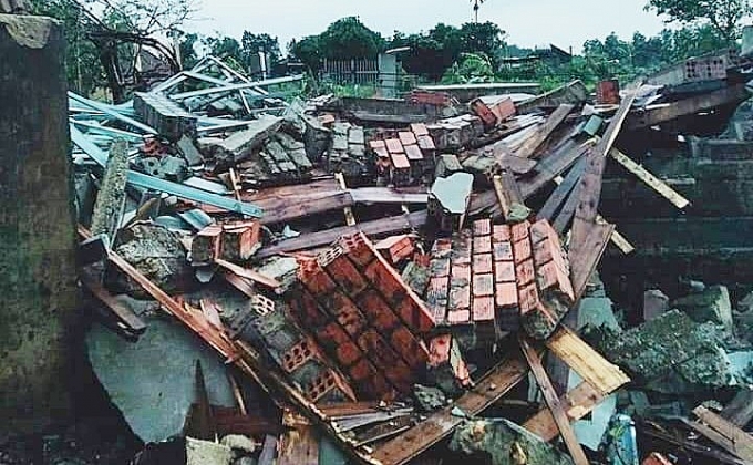 Lốc xoáy kèm mưa to, gần 50 căn nhà bị sập và tốc mái loc xoay kem mua to khien gan 50 can nha bi sap toc mai