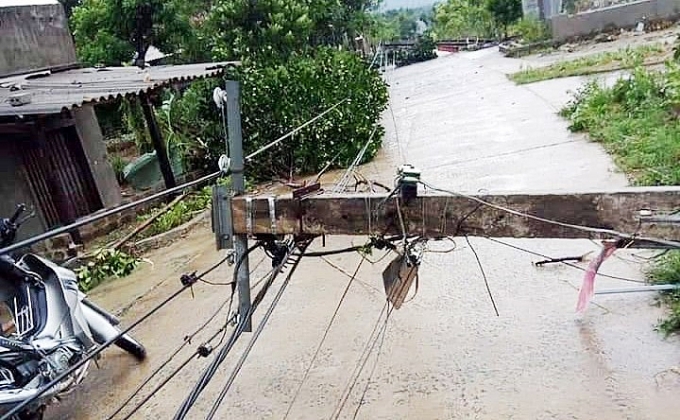 Lốc xoáy kèm mưa to, gần 50 căn nhà bị sập và tốc mái loc xoay kem mua to khien gan 50 can nha bi sap toc mai