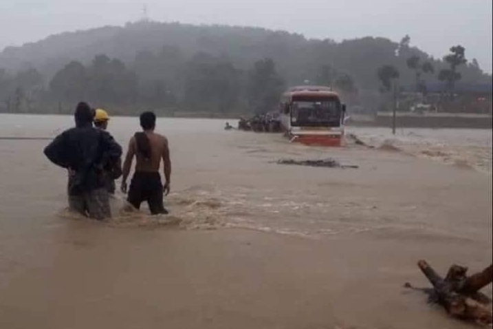 Thanh Hóa mưa lớn khiến 300 căn nhà bị ngập sâu, giao thông chia cắt nhiều nơi