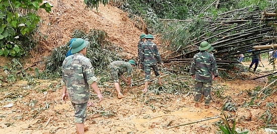 sat lo tren quoc lo 7b huy dong hang tram nguoi khac phuc
