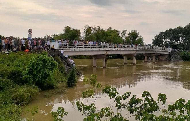 Xe taxi chở 3 người lao xuống sông, 2 người mất tích