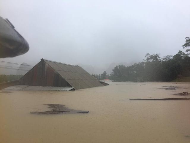 Hàng trăm ngôi nhà chìm trong biển nước giữa 