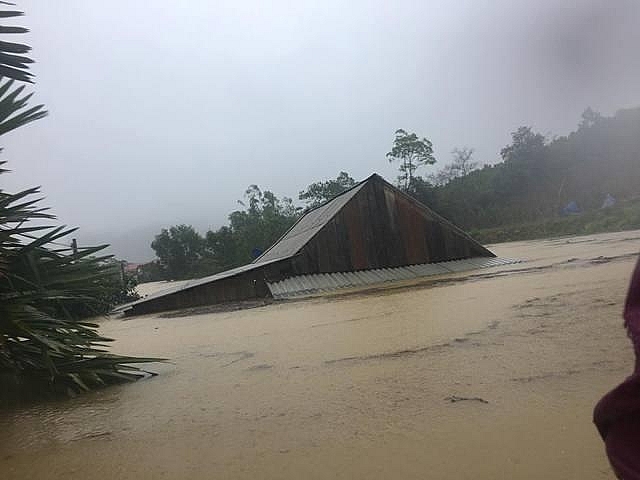 Hàng trăm ngôi nhà chìm trong biển nước giữa 'rốn lũ' miền Trung hang tram ngoi nha chim trong bien nuoc giua ron lu mien trung