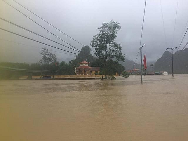 Hàng trăm ngôi nhà chìm trong biển nước giữa 'rốn lũ' miền Trung hang tram ngoi nha chim trong bien nuoc giua ron lu mien trung