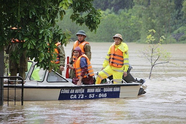Hàng trăm ngôi nhà chìm trong biển nước giữa 'rốn lũ' miền Trung hang tram ngoi nha chim trong bien nuoc giua ron lu mien trung