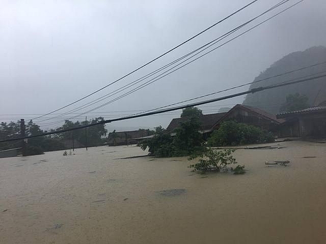 Hàng trăm ngôi nhà chìm trong biển nước giữa 'rốn lũ' miền Trung hang tram ngoi nha chim trong bien nuoc giua ron lu mien trung