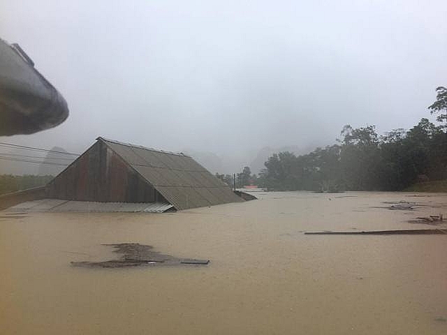 Hàng trăm ngôi nhà chìm trong biển nước giữa 'rốn lũ' miền Trung hang tram ngoi nha chim trong bien nuoc giua ron lu mien trung