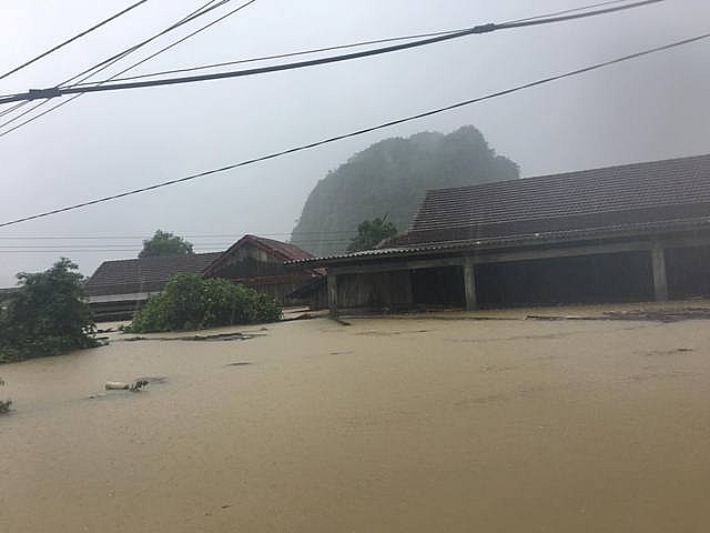 Hàng trăm ngôi nhà chìm trong biển nước giữa 'rốn lũ' miền Trung hang tram ngoi nha chim trong bien nuoc giua ron lu mien trung