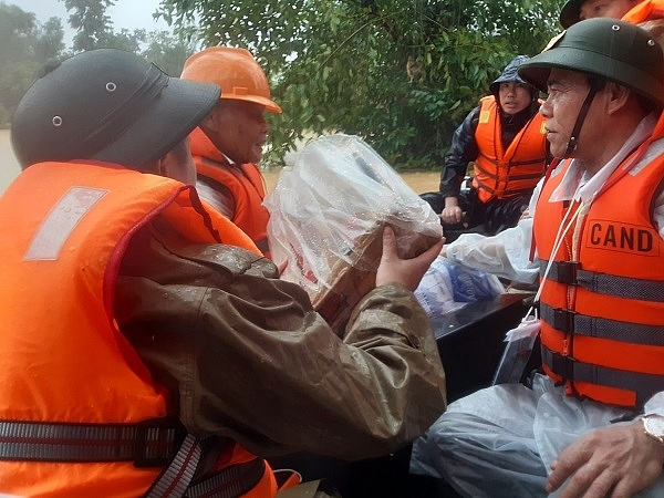 Mang mỳ tôm, lương khô đến với người dân vùng 'rốn lũ' Hương Khê mang my tom luong kho den voi nguoi dan vung ron lu huong khe