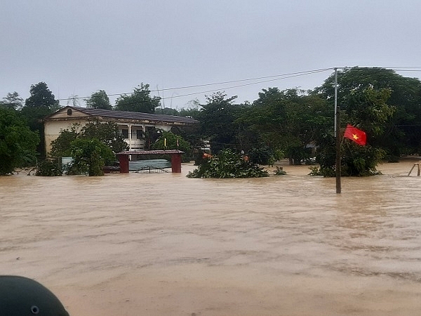 Mang mỳ tôm, lương khô đến với người dân vùng 'rốn lũ' Hương Khê mang my tom luong kho den voi nguoi dan vung ron lu huong khe