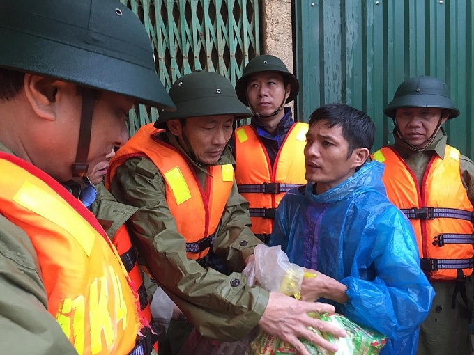 Mang mỳ tôm, lương khô đến với người dân vùng 'rốn lũ' Hương Khê mang my tom luong kho den voi nguoi dan vung ron lu huong khe