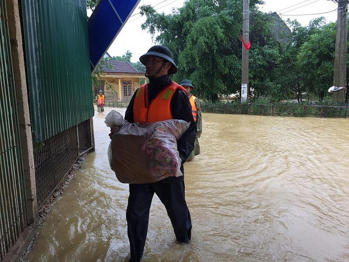 Mang mỳ tôm, lương khô đến với người dân vùng 'rốn lũ' Hương Khê mang my tom luong kho den voi nguoi dan vung ron lu huong khe