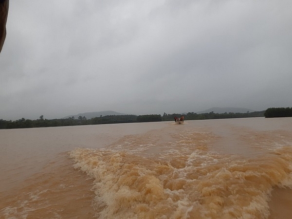Mang mỳ tôm, lương khô đến với người dân vùng 'rốn lũ' Hương Khê mang my tom luong kho den voi nguoi dan vung ron lu huong khe