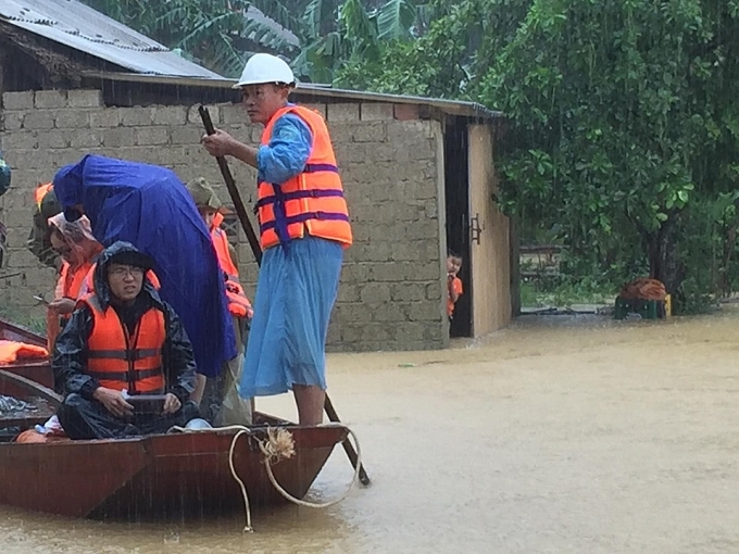 Mang mỳ tôm, lương khô đến với người dân vùng 'rốn lũ' Hương Khê mang my tom luong kho den voi nguoi dan vung ron lu huong khe