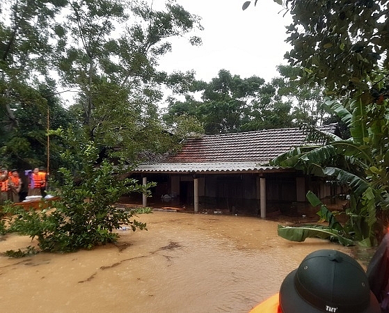 Mang mỳ tôm, lương khô đến với người dân vùng 'rốn lũ' Hương Khê mang my tom luong kho den voi nguoi dan vung ron lu huong khe