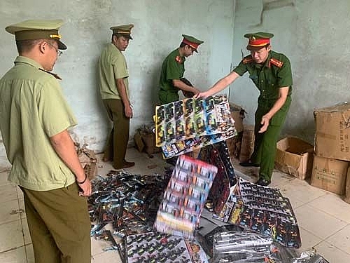 lien tiep phat hien luong lon do choi bao luc khong ro nguon goc