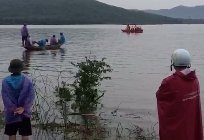 lat thuyen tren long ho hai nguoi dan ong tu vong