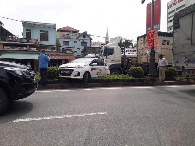 xe taxi leo giai phan cach sau tai nan quoc lo 1a un tac keo dai