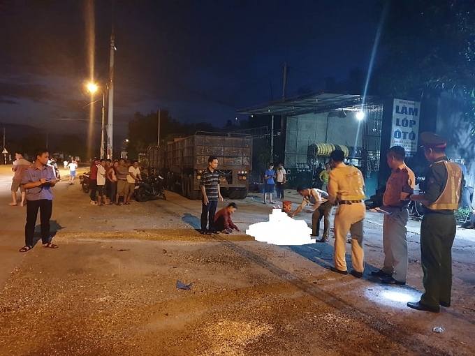 Thương tâm vợ chủ gara bị xe đầu kéo cán qua người tử vong thuong tam vo chu gara bi xe dau keo can qua nguoi tu vong